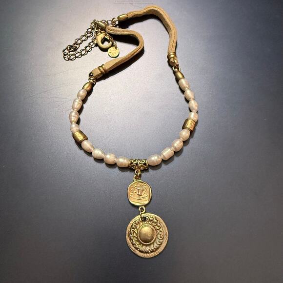 Greco-Roman Style Gold Duo Pendant Freshwater Pearl Necklace - Picture 3 of 9